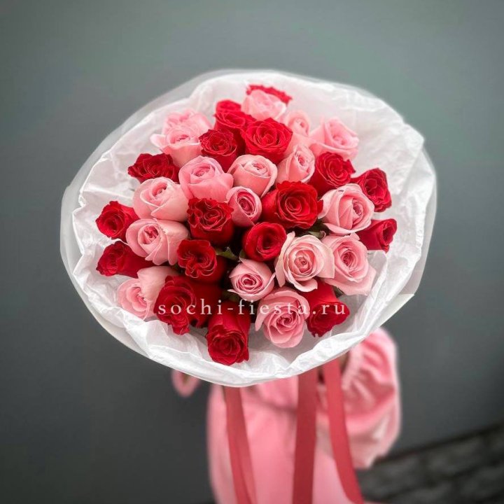 Букет красных и розовых 35 роз в Сочи