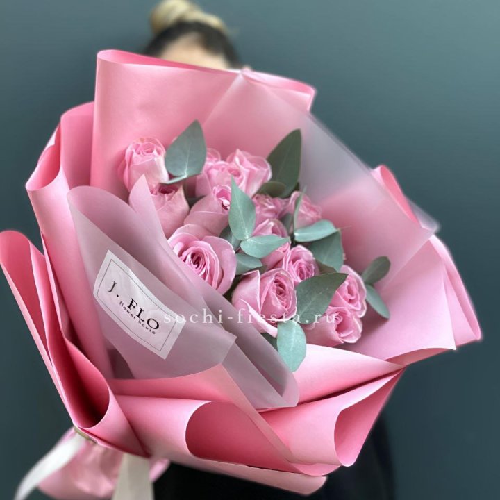15 Розовых роз с эвкалиптом в Сочи