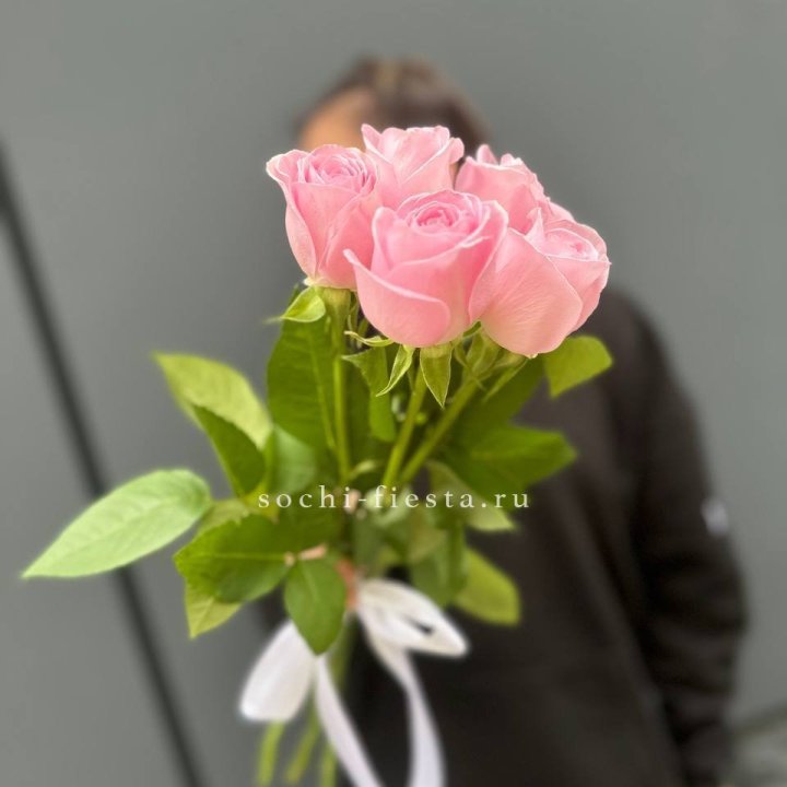 Букет 5 розовых роз  в Сочи
