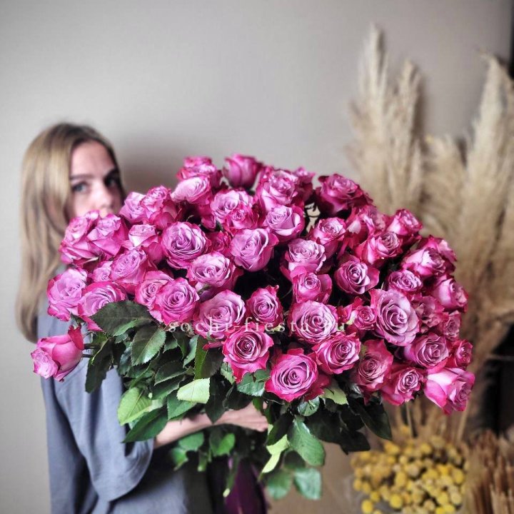 Охапка высоких роз Деп перпел в Сочи