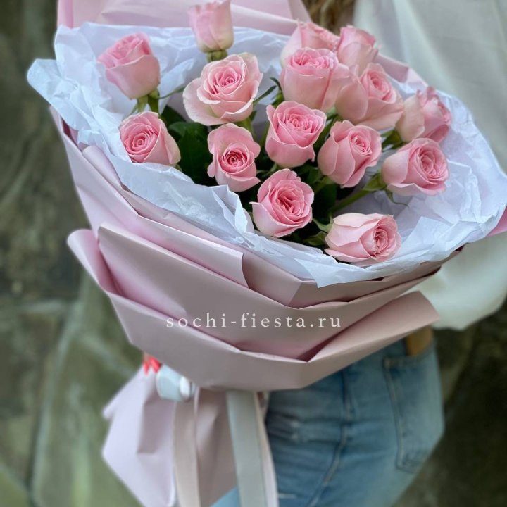 Розовые розы в авторском оформлении с доставкой в Сочи