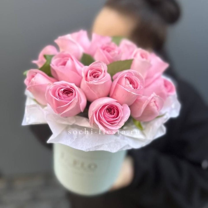 17 розовых роз в цилиндре в Сочи