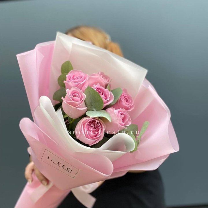 7 розовых роз с эвкалиптом в Сочи