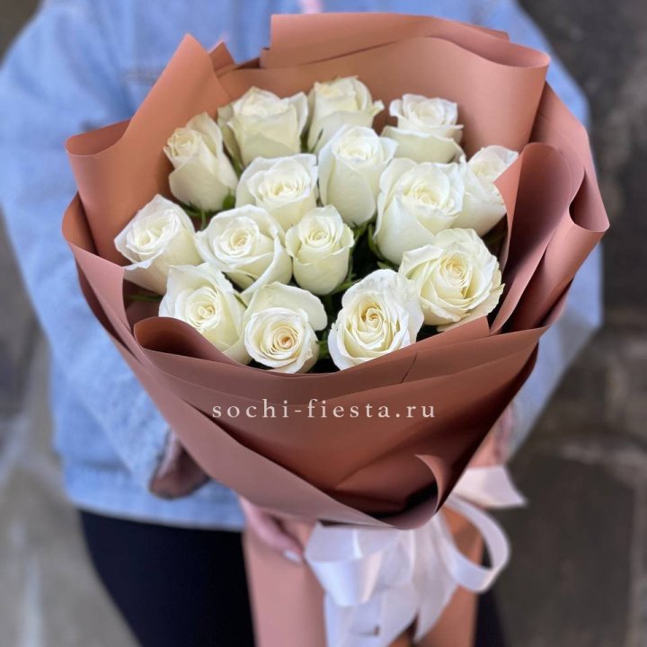15 белых роз сиена в Сочи