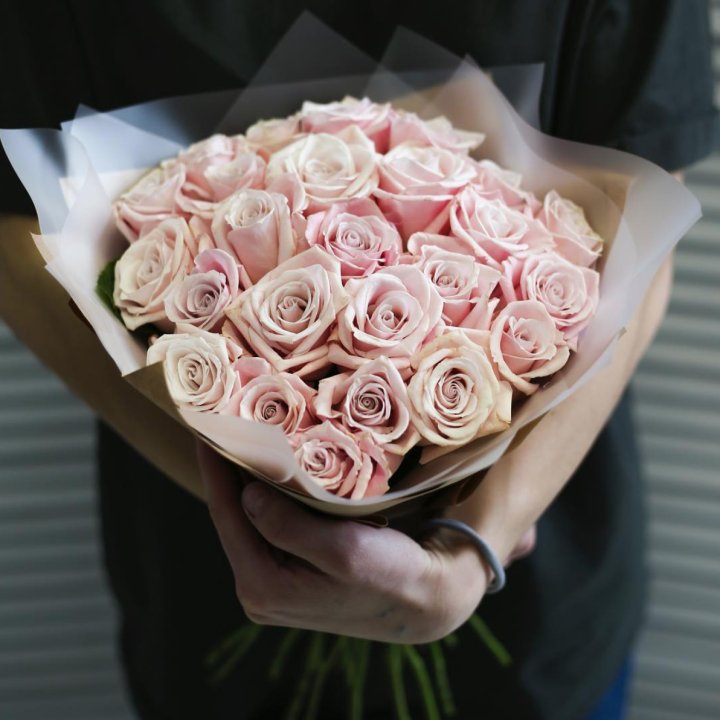 27 кремовых роз в Сочи