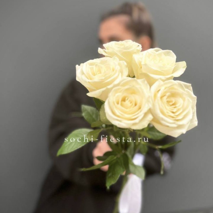 Букет 5 белых роз  в Сочи