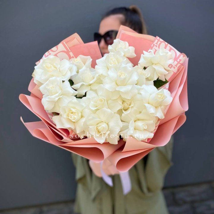 Белые розы "Аморе" в Сочи