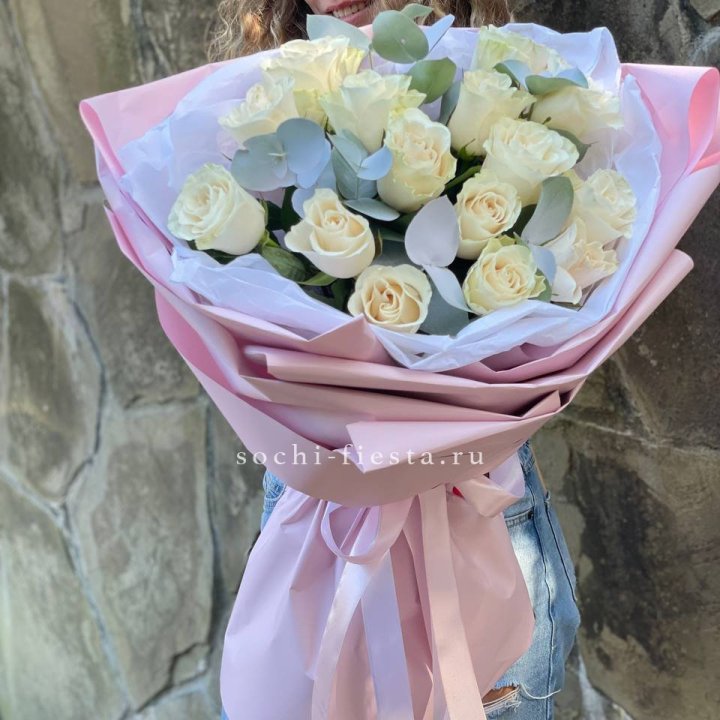 Белые розы в авторском оформлении в Сочи