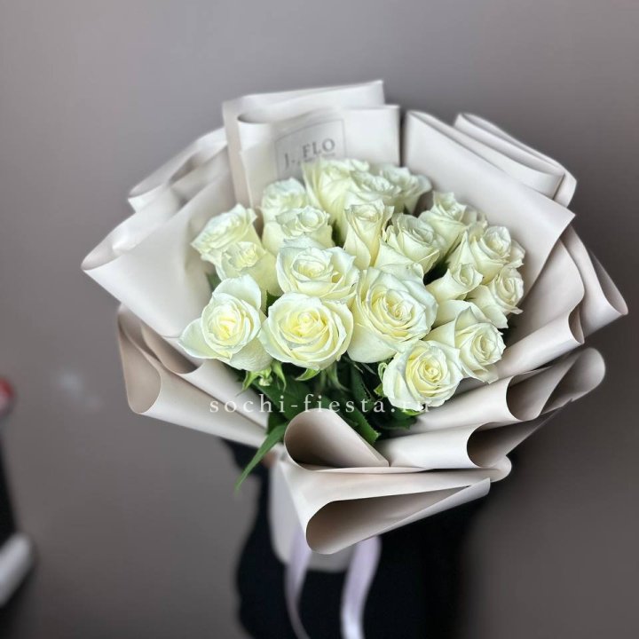 19 белых роз  в Сочи