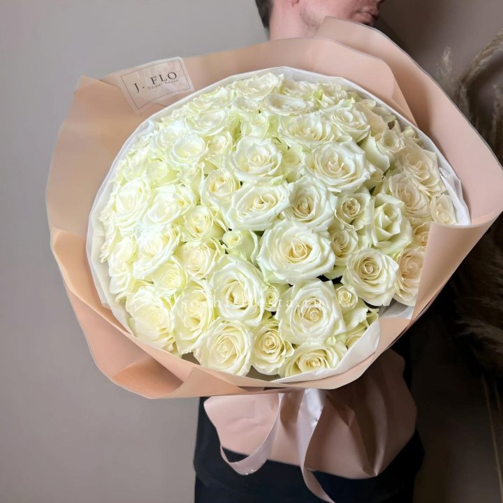 51 белая  роза в оформлении в Сочи