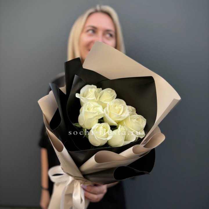 7 белых роз Иммерсив в Сочи