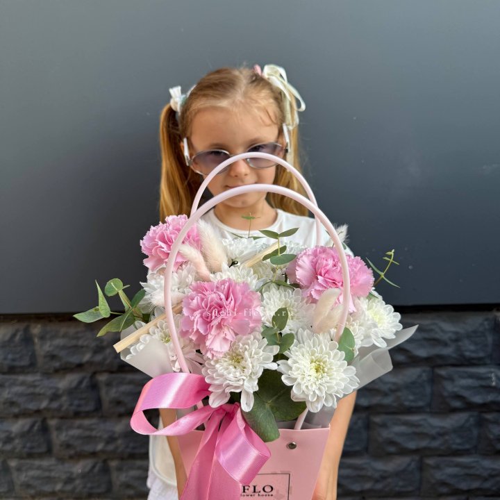 Сумочка из стойких хризантем и диантуса в Сочи