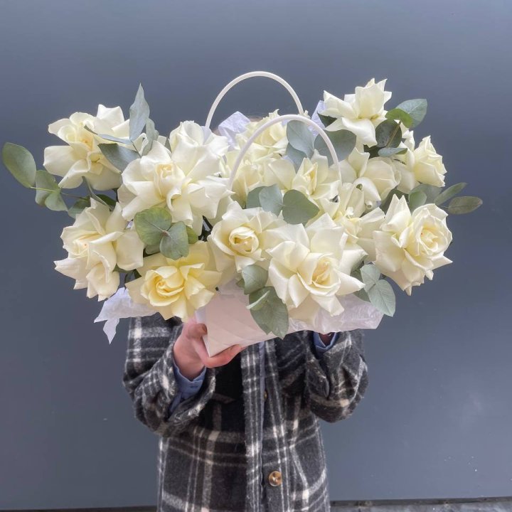 15 белых роз в сумочке в Сочи