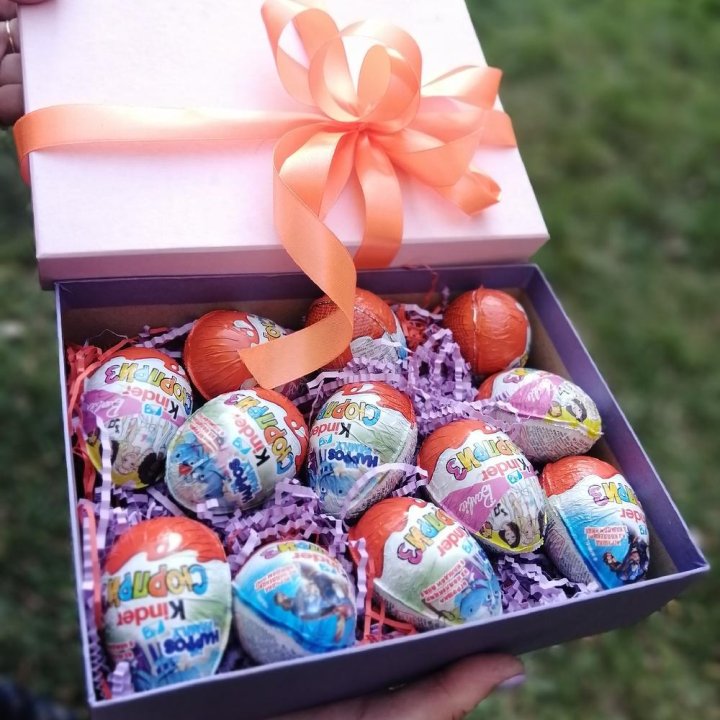 Коробка с киндерами в Сочи