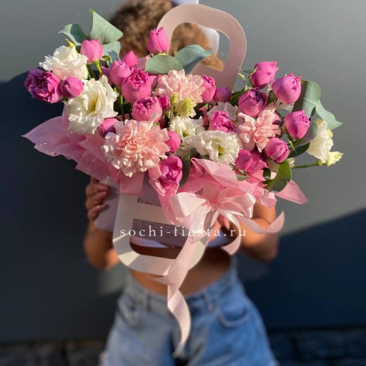 Сумочка с кустовой розой и диантусами в Сочи