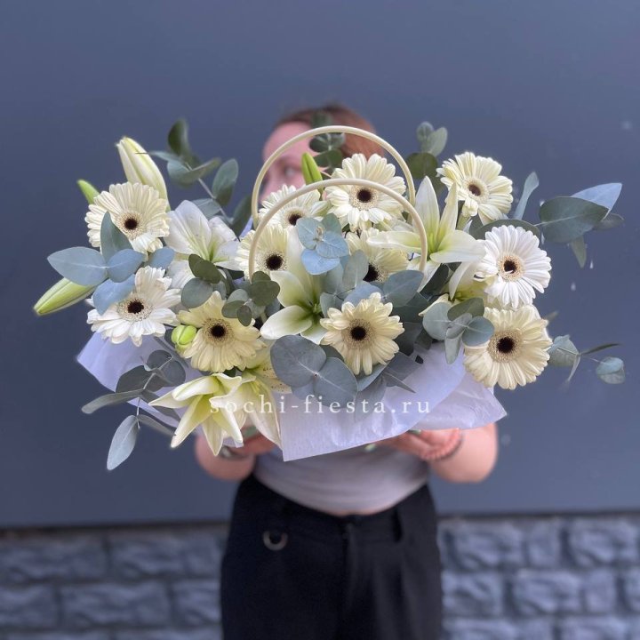 Сумочка лилии и герберы в Сочи