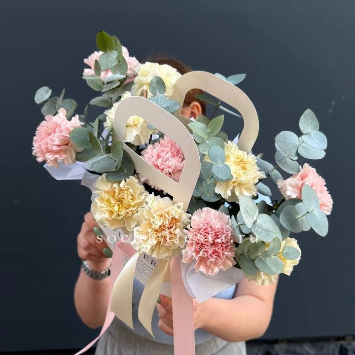 Сумочка из диантусов в Сочи