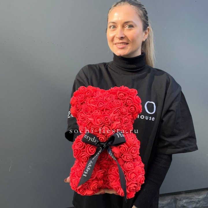 Медведь из роз красный в Сочи