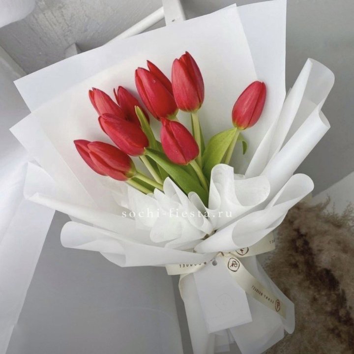 Букет красных тюльпанов в Сочи
