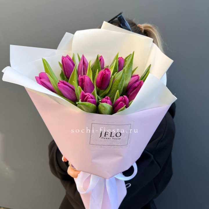 15 пурпурных тюльпанов в Сочи