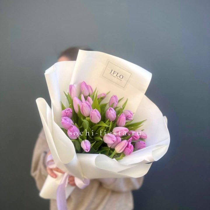 25 сиреневых тюльпанов в Сочи