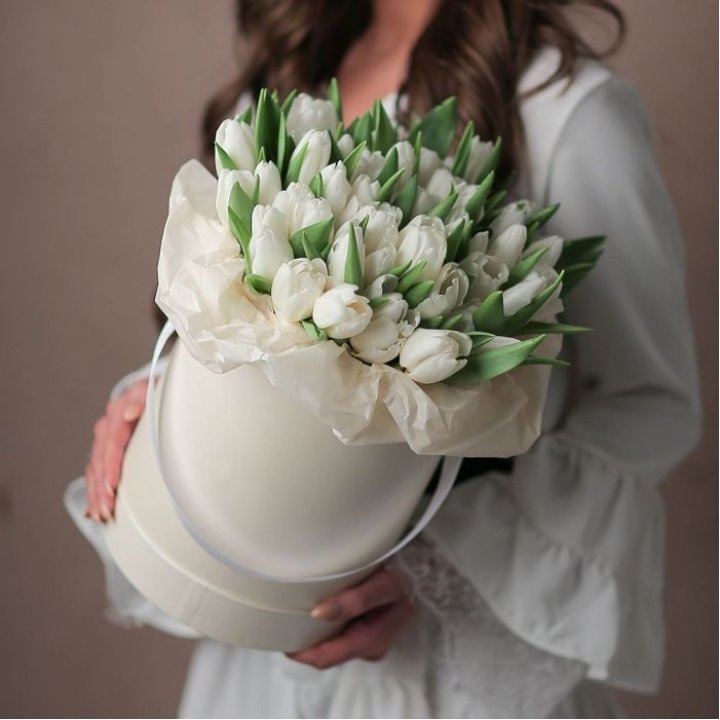 Тюльпаны в цилиндре SNOW в Сочи