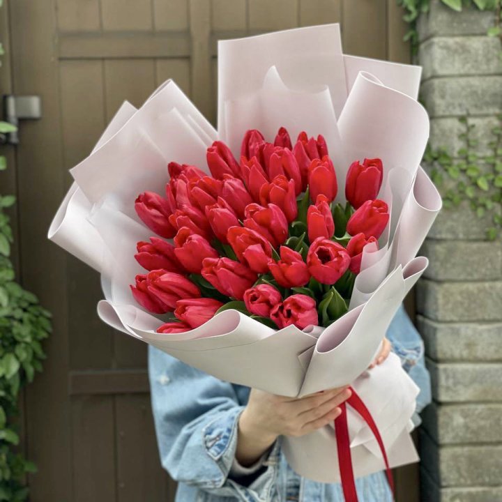 35 красных тюльпанов в Сочи