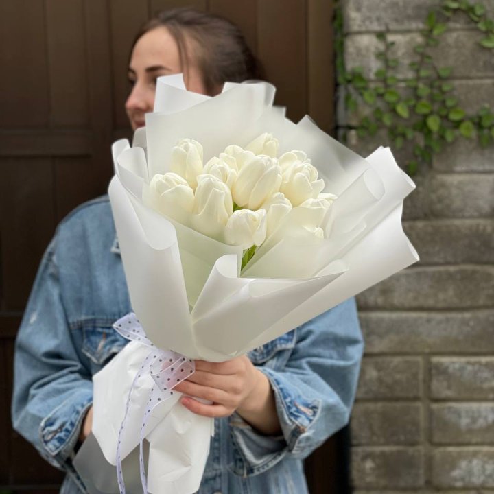 Букет белоснежных тюльпанов в Сочи