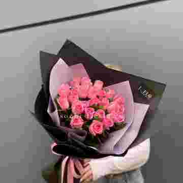 19 розовых роз BLVCK в Сочи