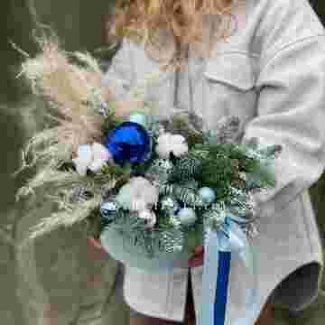 Новогодняя композиция в коробке Blue Snow в Сочи
